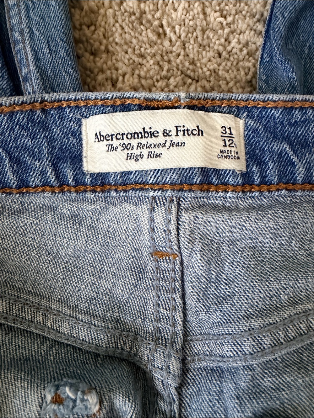 Abercrombie & Fitch The ’90s Relaxed Jean High Rise Raw Hem Size 31/12R - Picture 3 of 8